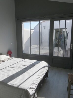 2 slaapkamers, een strijkplank/strijkijzer, internet, beddengoed