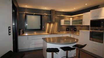 Een koelkast, een microgolfoven, een oven, een kookplaat