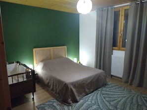3 habitaciones, tabla de planchar con plancha y cuna de viaje 