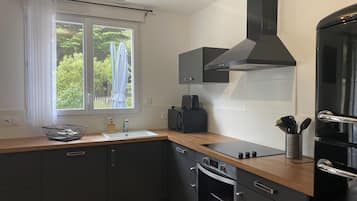 Kühlschrank, Mikrowelle, Ofen, Herdplatte