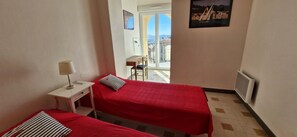 1 bedroom, iron/ironing board, travel crib, free WiFi - 2-room air-conditioned apartment. Sea and harbour view, quiet town centre (Bandol)