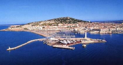 Villa à 15mn des plages avec piscine privée. Disponible pour 6 personnes.