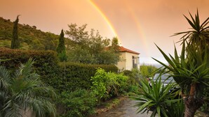 A house with a garden and a car parked in front. - Charming sea view villa quiet close to the beaches (Le Lavandou)