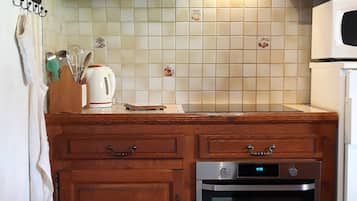 KylskÄp, mikrovÄgsugn, ugn och spishÀll