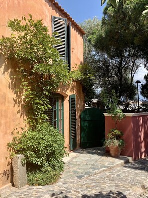 Exterior detail - Charming villa with heated pool, Calvi town center with parking! (Calvi)