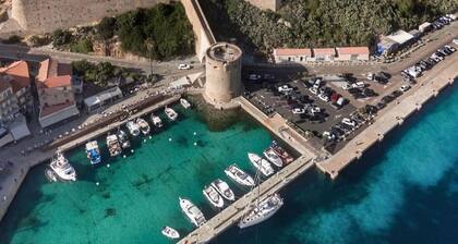 Villa de Charme avec Piscine chauffée, centre ville de Calvi avec Parking!