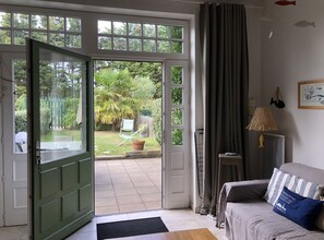 TV, DVD-spiller, bøker og stereoanlegg