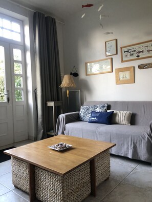 TV, DVD player, books, stereo - Charming 2-room apartment with direct beach access, ideal for couples and young children  (Saint-Coulomb)