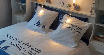 Recently built house, nice setting, 500 m from sea, at heart of pedestrian hill