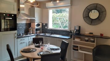 Refrigerador, microondas, horno, placa de cocina