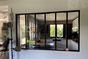 Wasserkocher mit Kaffee-/Teezubehör, Kühlschrank, Mikrowelle, Ofen