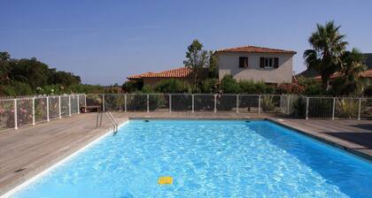 Pinarello Appt standing 6/8 pers, sea view, beach 500 m and discovery of Corsican wines