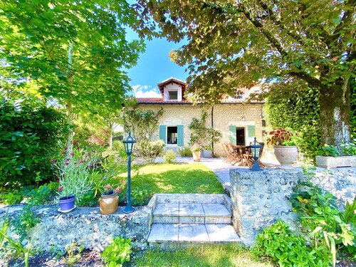Stone house for 6 people, heated pool, bowling green, summer kitchen 