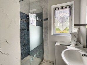 Shower - Sud Adèche in VINEZAC Cottage in the heart of an olive grove  (Vinezac)