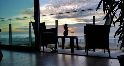 Apartment facing the sea with balcony, very bright with garage