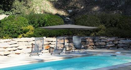 Le gîte du Paradaou with swimming pool and air-conditioning in a peaceful Provencal setting