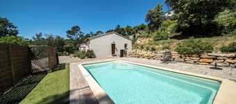 Le gîte du Paradaou with swimming pool and air-conditioning in a peaceful Provencal setting