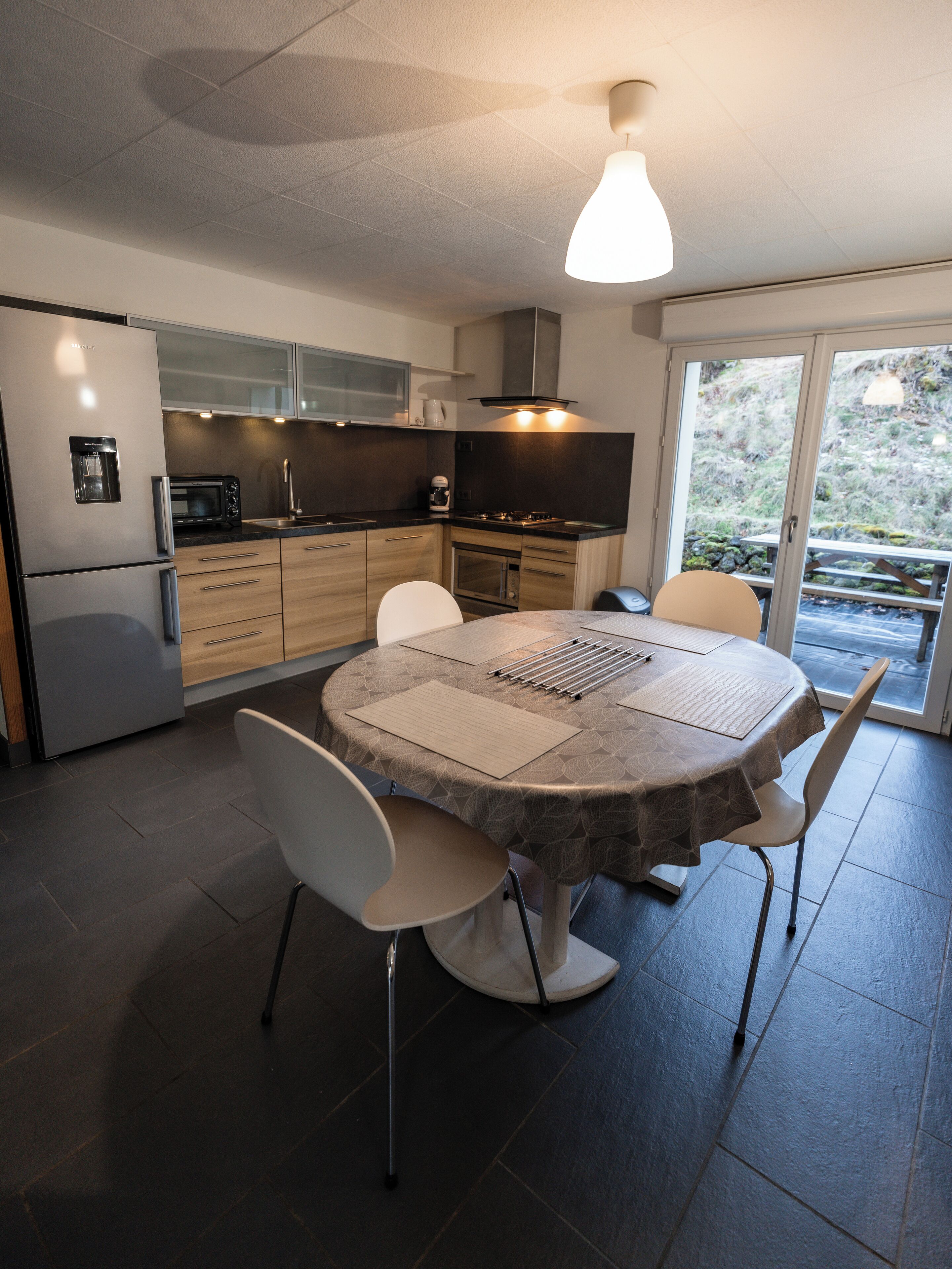 Réfrigérateur, micro-ondes, four, plaque de cuisson