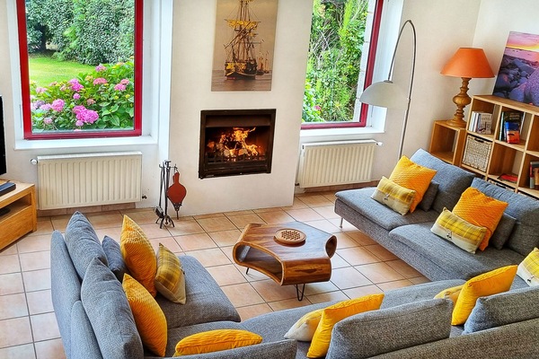 TV, fireplace, DVD player, books