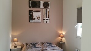 2 habitaciones, tabla de planchar con plancha, cuna de viaje y wifi
