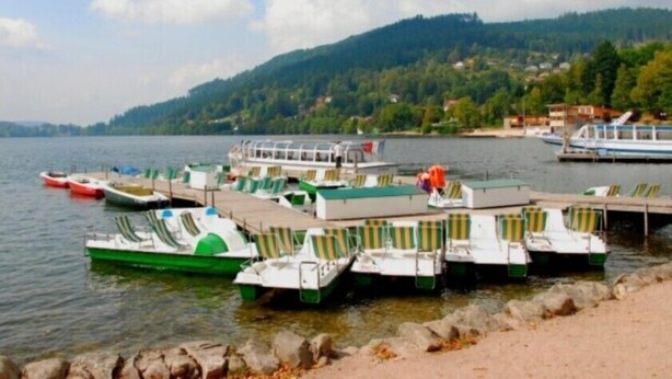 A lakeside dock with several small boats and lounge chairs. - Detached chalet 7 minutes away from Gerardmer (Le Tholy)