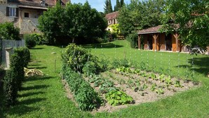 A garden with various plants and a small structure. - Authentic Périgourdine house comfort & calm (Beynac-Et-Cazenac)