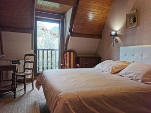 2 bedrooms, iron/ironing board, travel cot, free WiFi