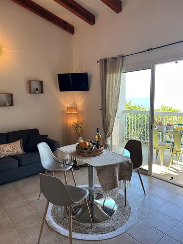 air-conditioned T1 apartment for 2 people, terrace with sea view, garden & parking