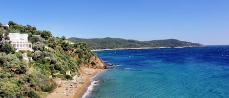 Una spiaggia nelle vicinanze