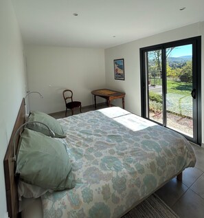3 bedrooms, desk, iron/ironing board, travel crib