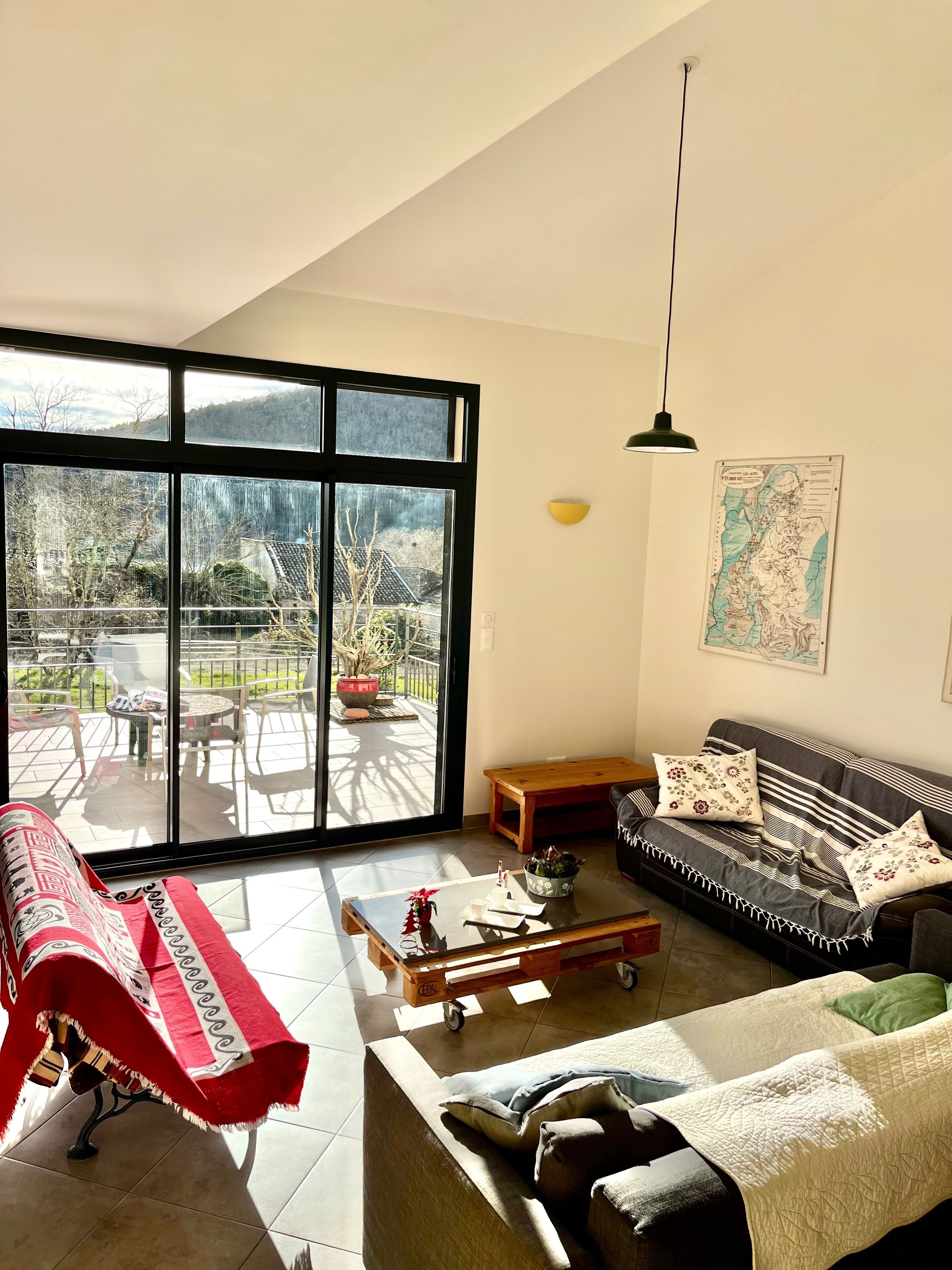 Smart-tv, een dvd-speler, een tafeltennistafel en boeken