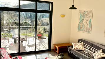 Smart-tv, een dvd-speler, een tafeltennistafel en boeken