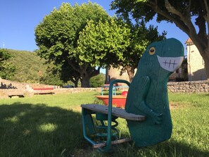 Children's area - Vallée de l'Ibie: Gîte in village garden, terrace. Pont d'Arc. Hiking. (Saint-Maurice-D'ibie)