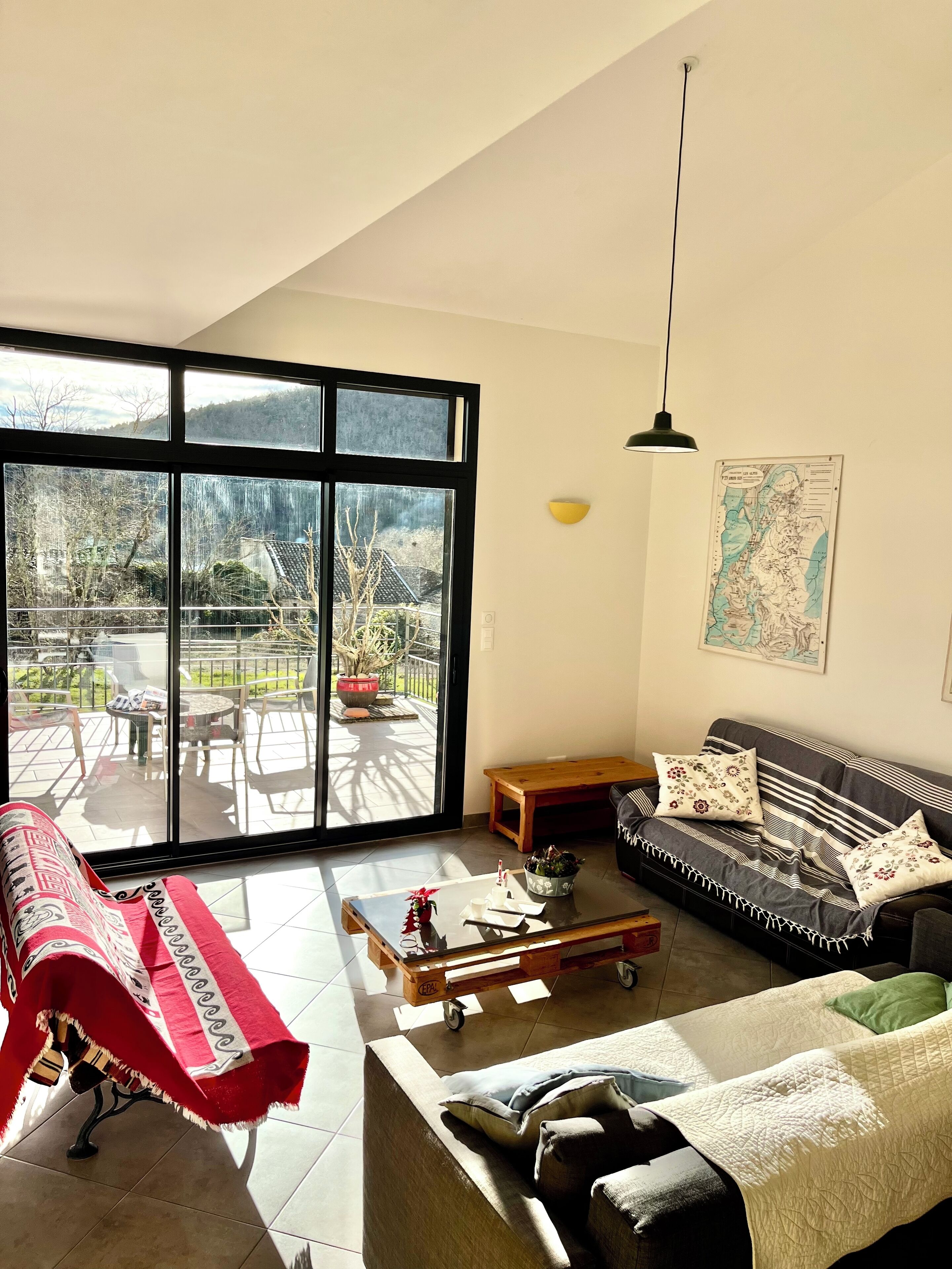 Smart TV, lettore DVD, tavolo da ping pong, libri