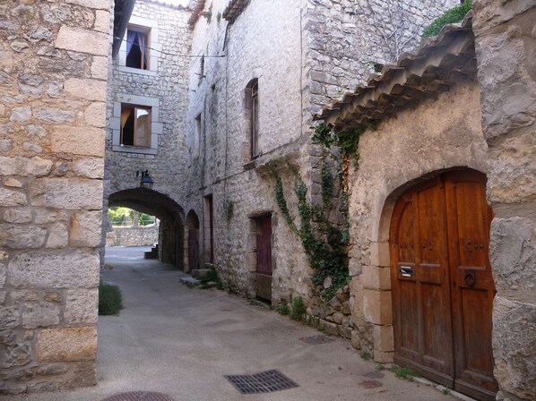 Property grounds - Vallée de l'Ibie: Gîte in village garden, terrace. Pont d'Arc. Hiking. (Saint-Maurice-D'ibie)