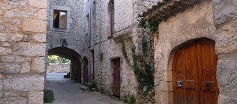 Detached house in village of character Ardèche. Garden, terrace, quiet location.