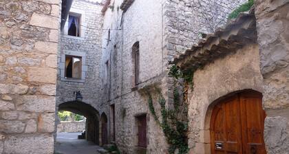 Maison individuelle dans village de caractĂšre ArdĂšche.
Jardin, terrasse, calme.