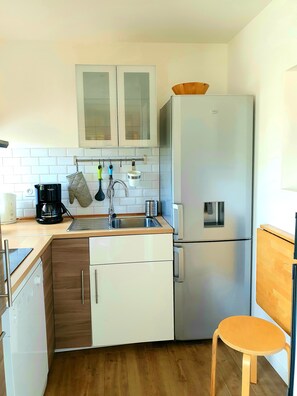 Fridge, microwave, oven, stovetop - SEASIDE APARTMENT WITH HEATED POOL (Galéria)
