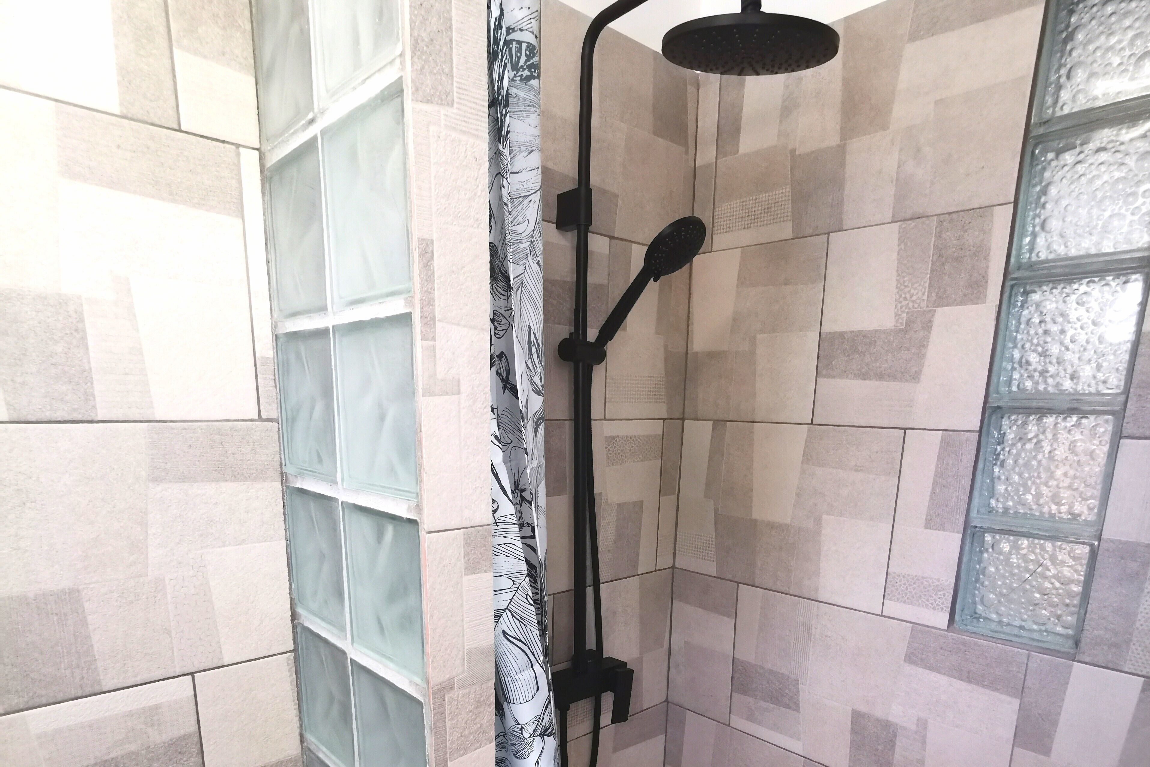 Douche, sèche-cheveux, serviettes fournies, papier toilette