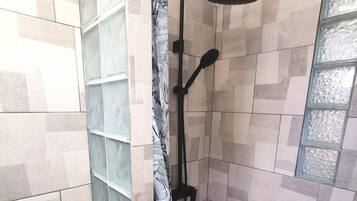 Douche, sĂšche-cheveux, serviettes fournies, papier toilette