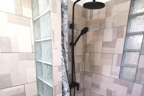 Shower, hair dryer, towels, toilet paper - Alizéa, bright and spacious sea view apartment (Le Robert)