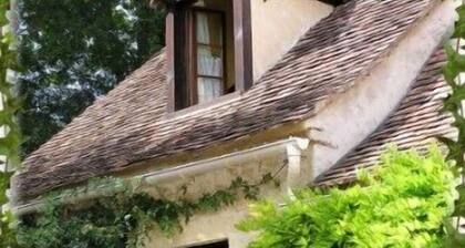 Perigordian kivitalo, jossa uima-allas