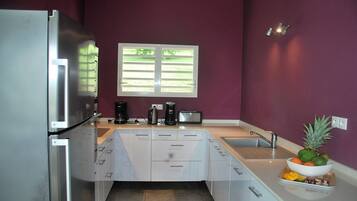 KjĂžleskap, mikrobĂžlgeovn, ovn og kokeplater