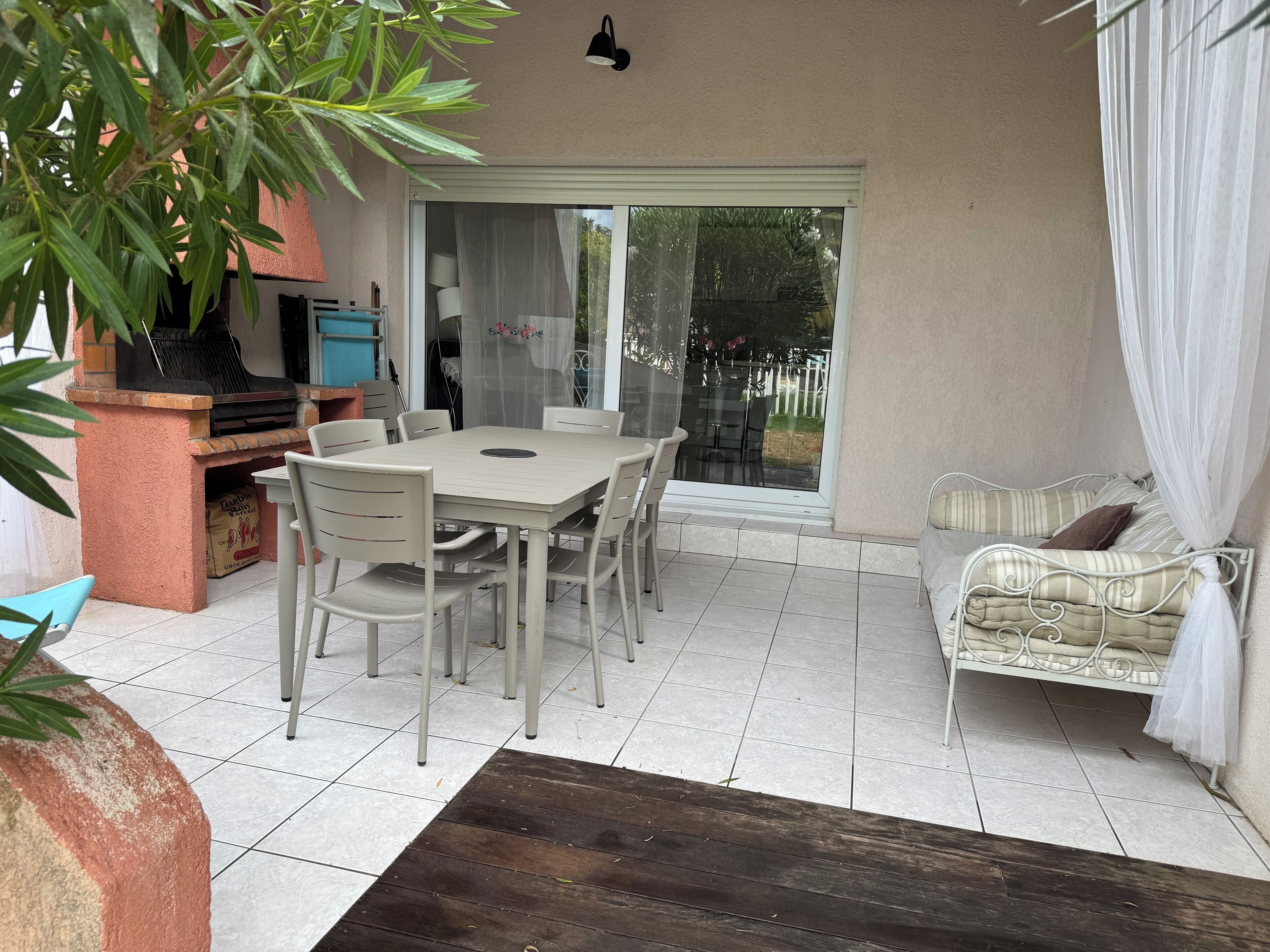 屋外ダイニングエリア