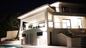 A modern two-story house with a swimming pool, outdoor seating, and a staircase leading to the upper level. - Spacious villa, oustanding views on sea and mountains, garden is 1600m2, 5**** (Les Adrets-De-L'estérel)