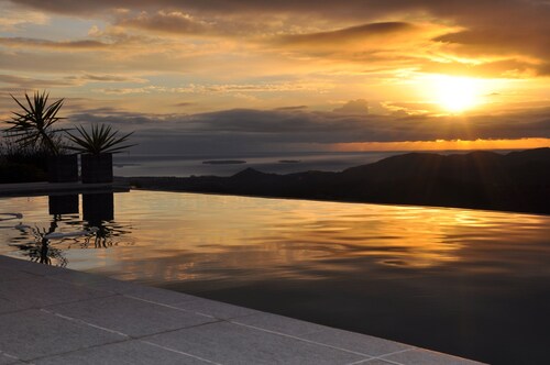 Geräumige Villa, Pool, Meer- und Bergblick, 4 Schlafzimmer, 8 Schlafplätze
