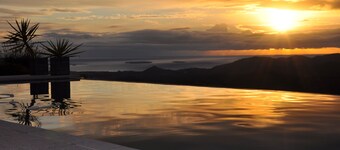 Ruime villa, zwembad, uitzicht op zee en de bergen, 4 slaapkamers, 8 slaapplaatsen