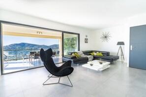 TV - Spacious villa, oustanding views on sea and mountains, garden is 1600m2, 5**** (Les Adrets-De-L'estérel)