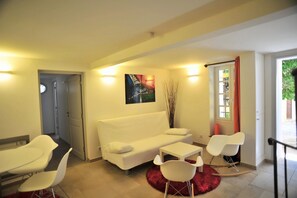 Smart TV, DVD player, books, stereo - Village House - 55 m ² Rooftop - Stunning sea and islands view  - Rated 5 stars (Bormes-Les-Mimosas)