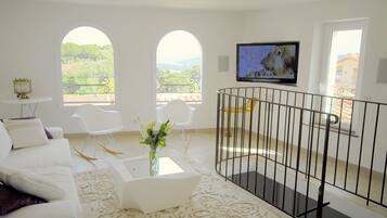 Smart-TV, DVD-Player, Bücher, Stereoanlage